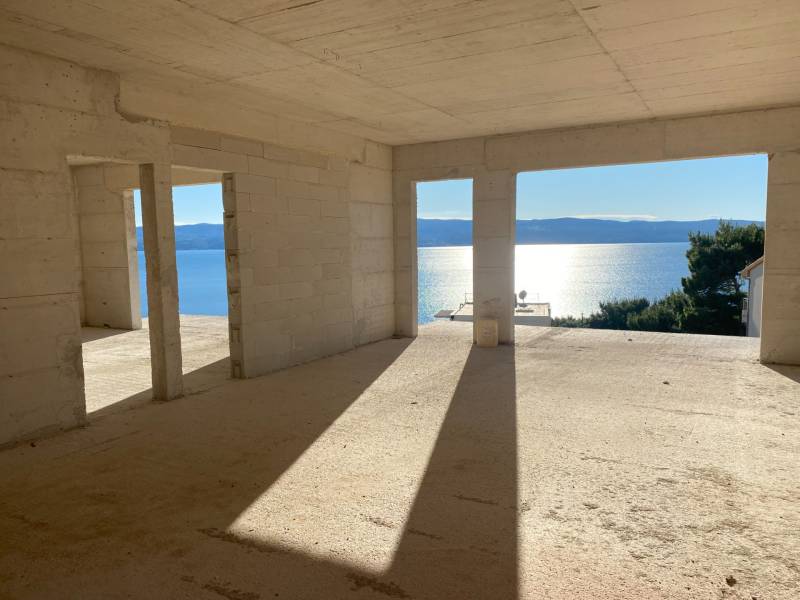 A villa with a sea view and unfinished architecture in Duće.