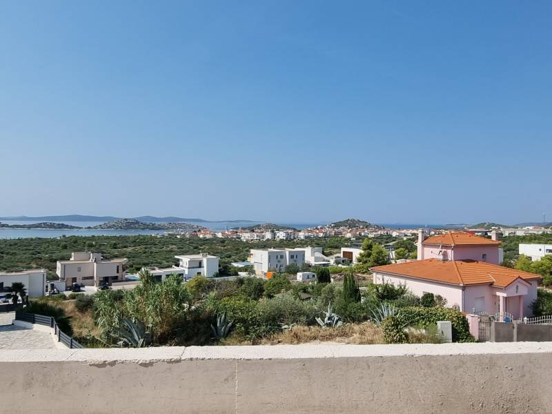 View from the Villa in Vodice of the coast with houses and greenery.