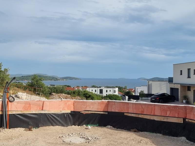 Building plot with sea view, surrounded by villas in Vodice.