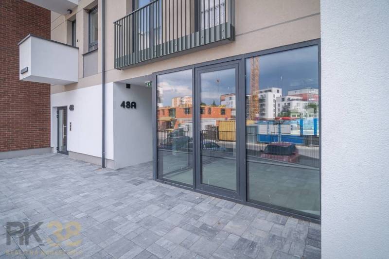 Commercial premises in the town of Svit with a glass entrance and high-quality tiles.