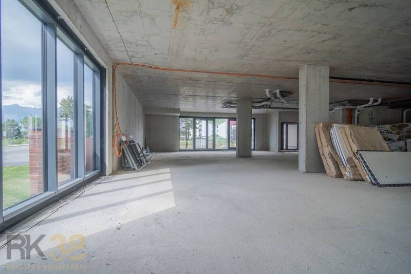 In the photograph, there are commercial spaces with large windows, suitable for furnishing.