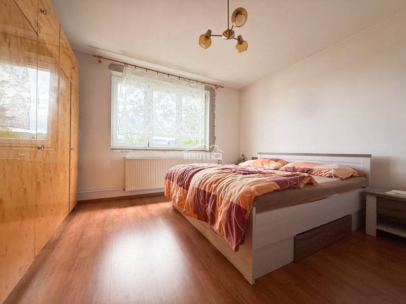 Bedroom in a family house with a double bed and a large wardrobe.