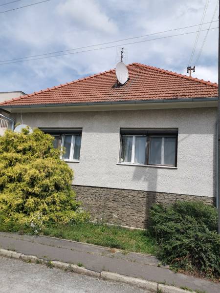 A family house in Topoľčianky with a gable roof and a satellite dish.