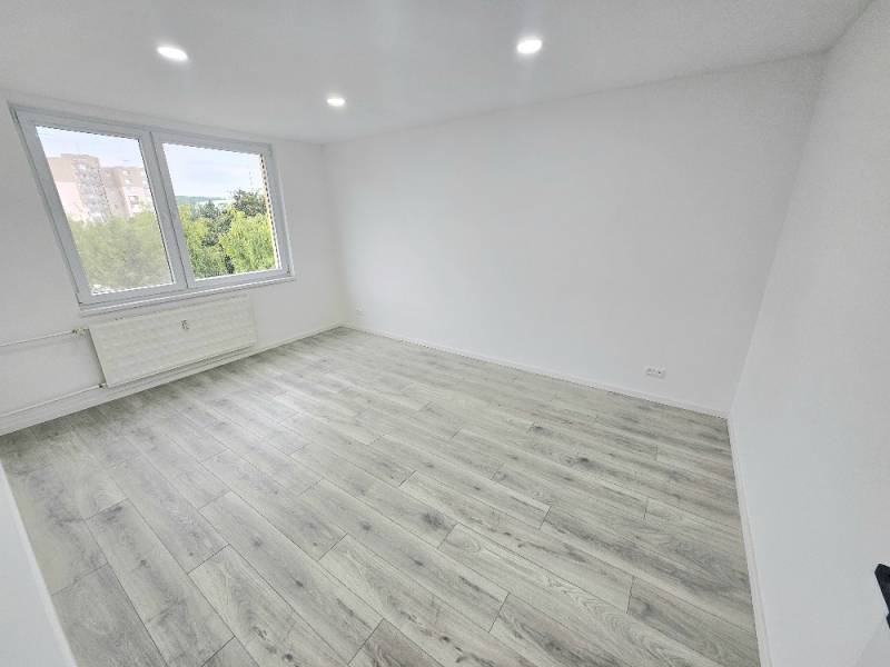 Bright room, laminate flooring, large window, 3-room apartment.