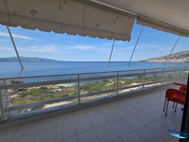The balcony of the holiday apartment in Sarandë with a view of the sea and the surrounding landscape.