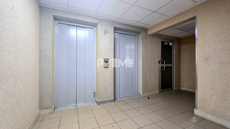 A hallway with two elevators and a door in a 3-room apartment on Osuského Street.