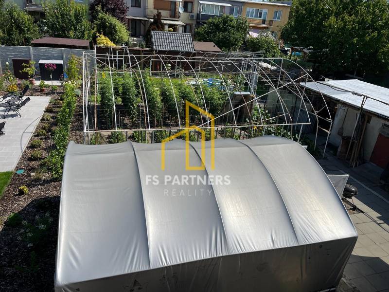 A family house in Komárno with a garden, a gazebo, and a greenhouse for growing plants.