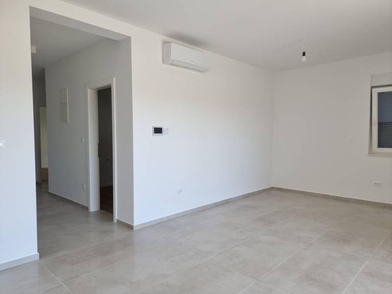 A bright room in a 3-room apartment with tiles and air conditioning.