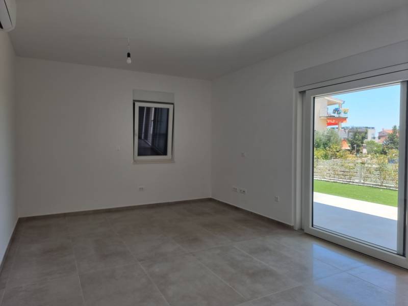 A bright room with a ceramic floor, garden view, and a large window, 3-room apartment.