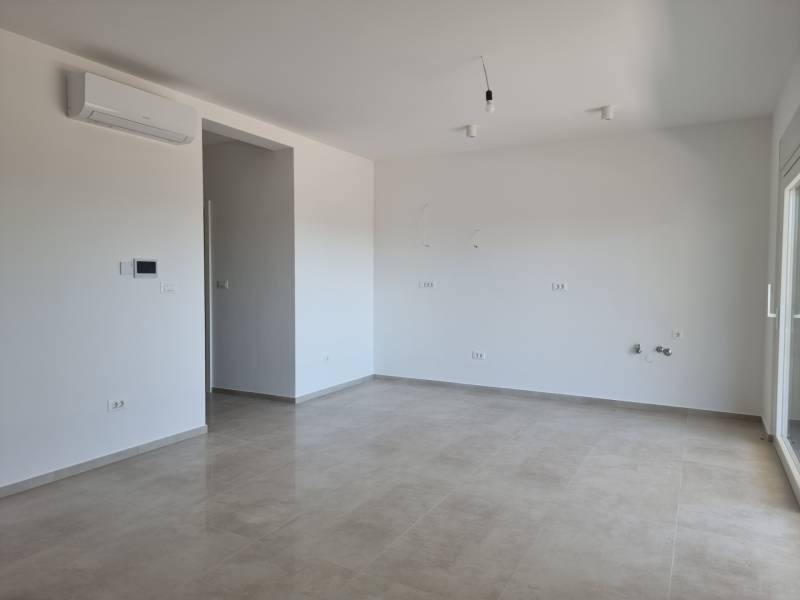 A spacious room in a 4-room apartment with tiles and air conditioning.