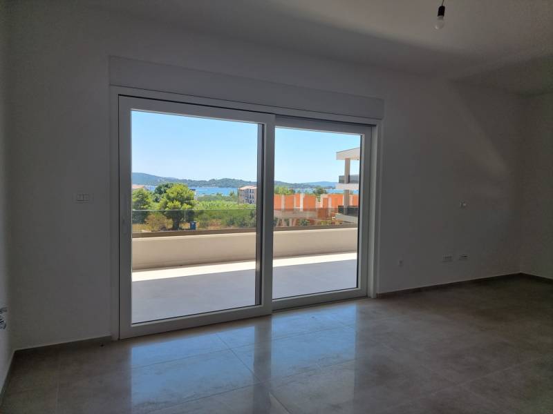 A room in a 4-room apartment with a view of the terrace and nature.