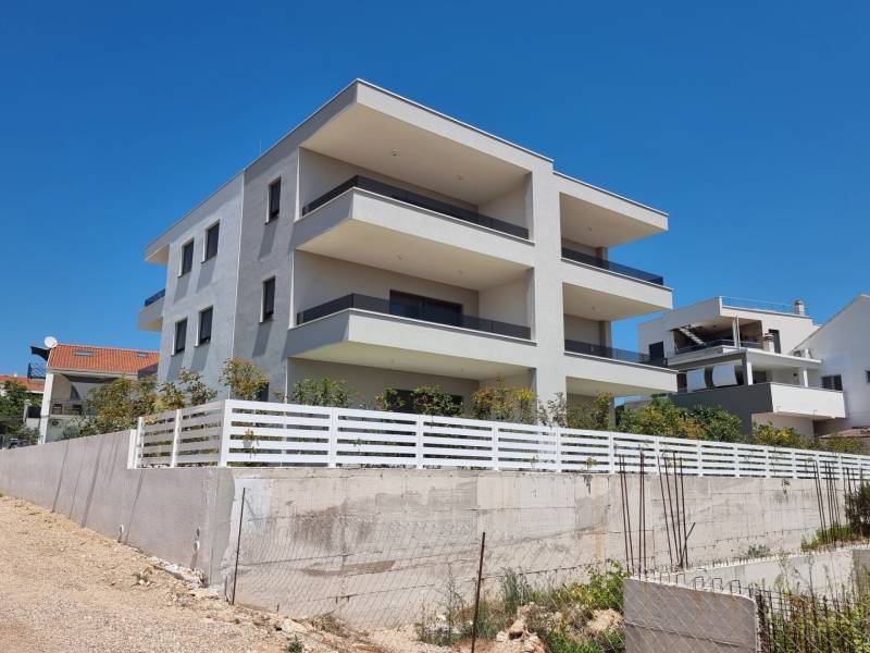 The exterior of a 4-room apartment in the city of Vodice shows a modern new building.