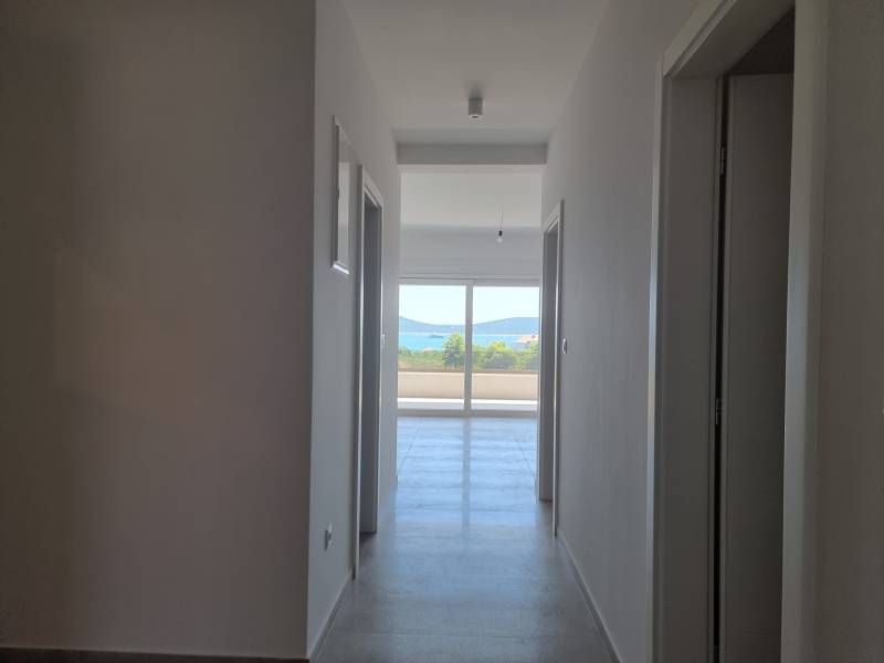 Bathroom in a 4-room apartment with a hallway and a view of the balcony.