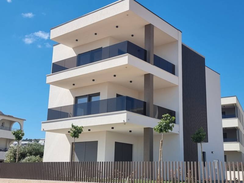 Exterior of a 4-room apartment in the city of Vodice, a modern building with spacious terraces.