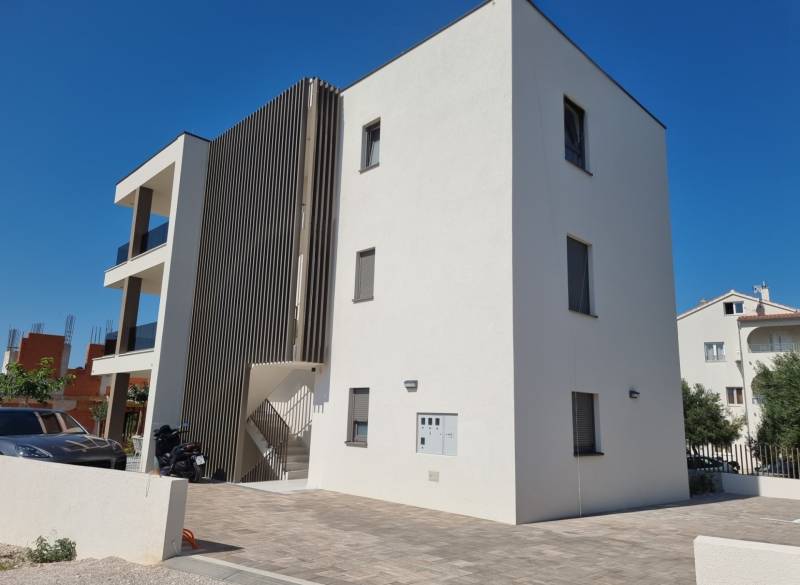 4-bedroom apartment in the city of Vodice with modern architecture and a parking space near the building.