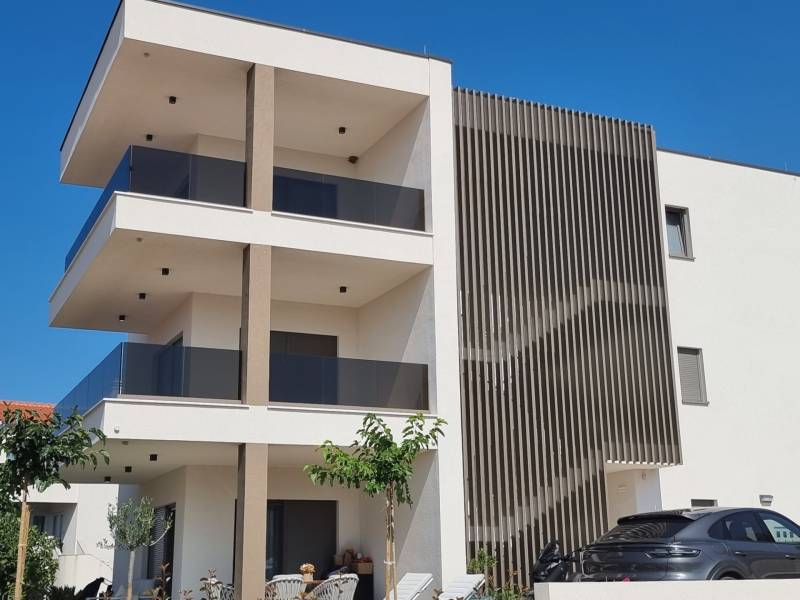 A modern three-story building in the Vodice area, with 4-room apartments and terraces.