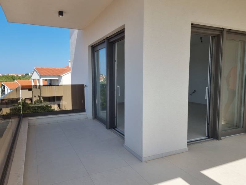 The balcony of a 4-room apartment in Vodice with a view of the roofs of surrounding buildings.