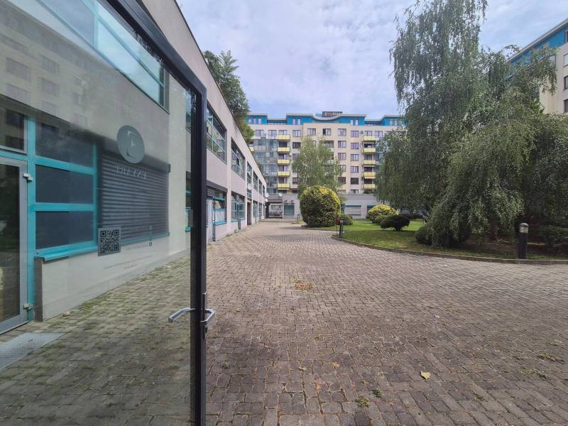 Commercial premises on Vajnorská Street surrounded by greenery, Bratislava - Nové Mesto.