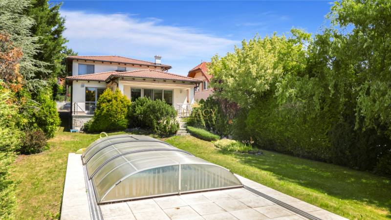 Family house on Malokarpatská Street in Limbach with a garden and a covered swimming pool.