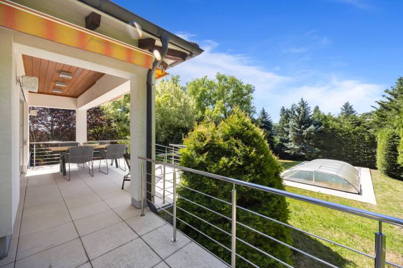 The terrace of a family house on Malokarpatská in Limbach with a view of the garden and pool.