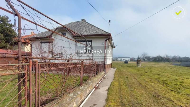 The yard of a family house with an extensive lawn and an old fence in Ruskovo. Plots - housing.