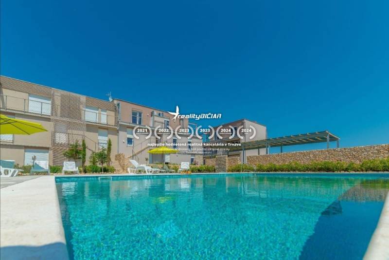 Recreational apartment in Povljana with a pool and sun loungers on Povljana Street.