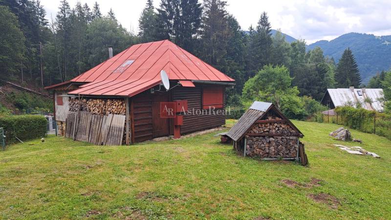 A cottage in Nižné Matejkovo in Ružomberok surrounded by forests with a wood storage.