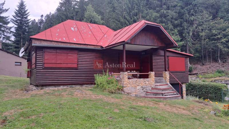 A recreational cottage and surroundings in Ružomberok at Nižné Matejkovo, in front of a dense forest.
