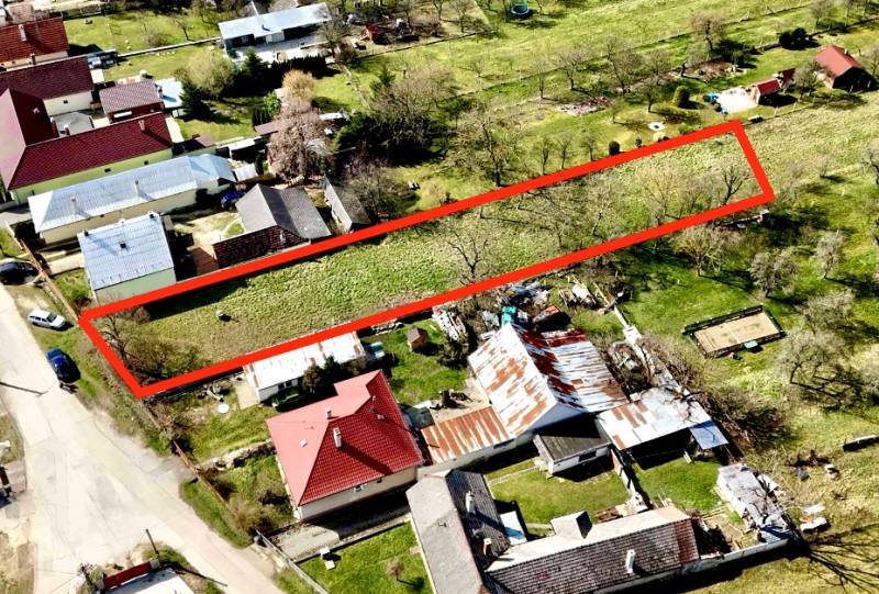 The construction of houses in Moravské Lieskové includes a plot of land bordered by a red line.