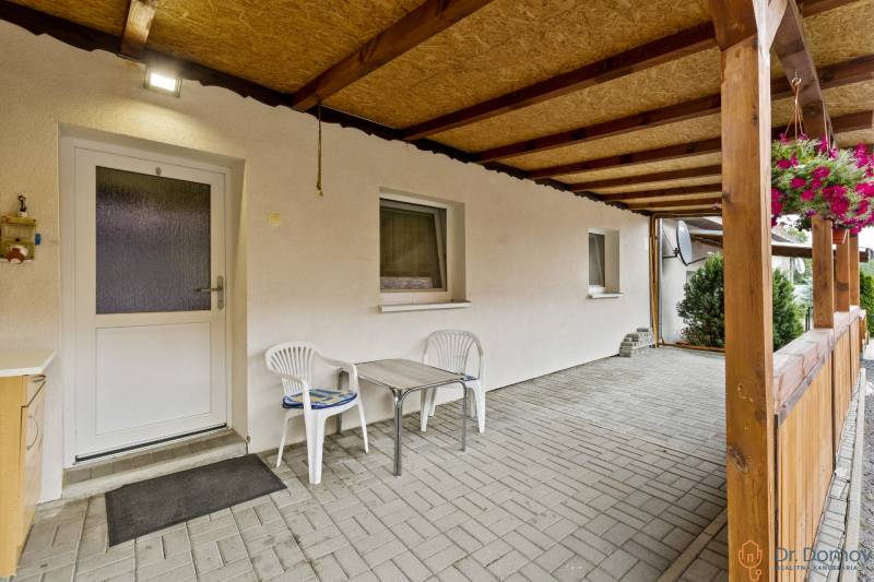 In Malé Leváre, there is a spacious terrace at the 2-room apartment with plastic chairs.