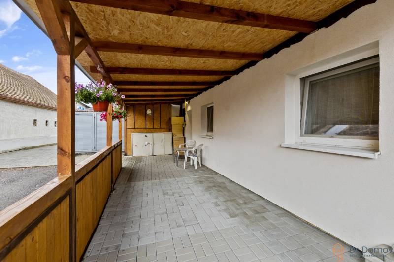 Covered terrace next to a 2-room apartment in Malé Leváre with floral decorations.