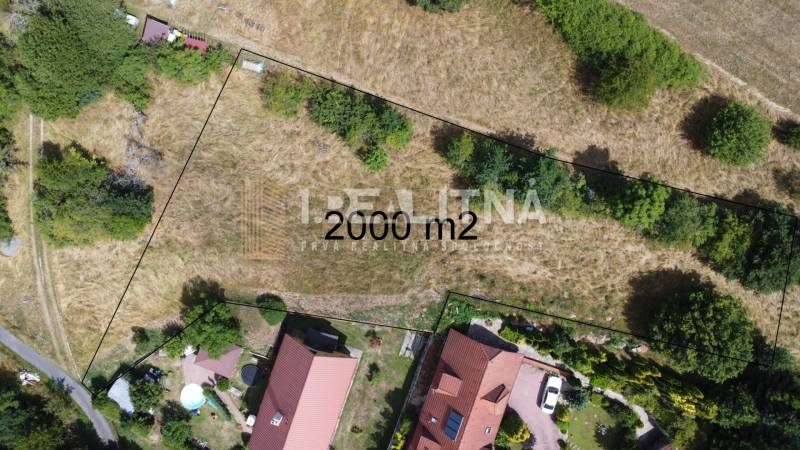 Aerial view of a 2000 m² plot suitable for residential use in Banská Štiavnica on SNP Street.