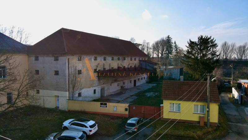 Production premises in Kovarce on Hlavná Street, with a spacious courtyard and greenery.