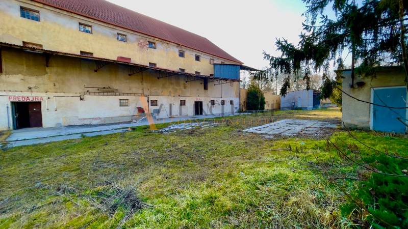 Production premises on Hlavná Street in the town of Kovarce with exterior annexes.