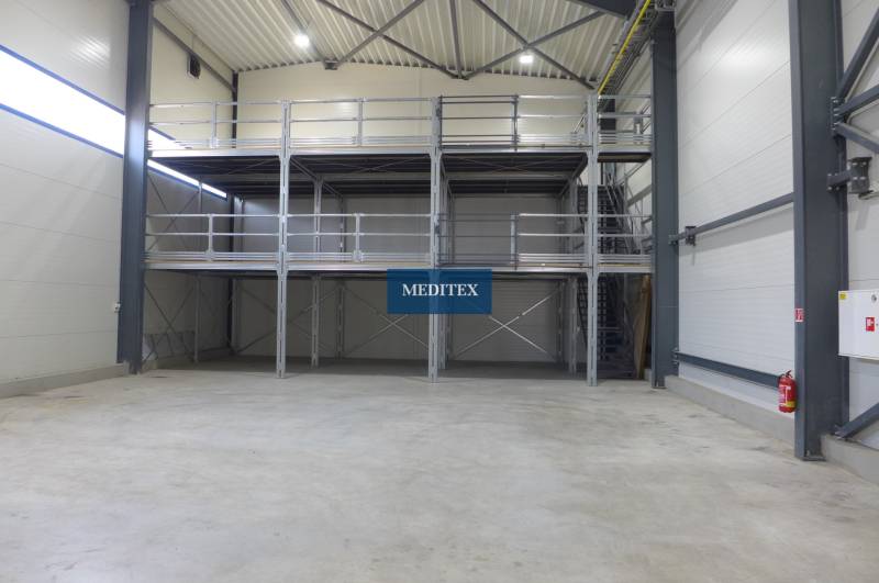 Industrial interior with an iron structure for storage and organization of goods.