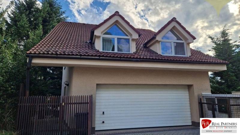 Family house on Mozartova Street in Bratislava - Staré Mesto with a double garage.