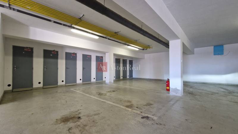 Parking garage in a recreational apartment on Slavkovská Street, Nová Lesná with lockable storage rooms.