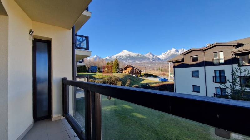 A balcony with a view of the Tatras in a Recreational Apartment on Slavkovská Street in Nová Lesná.