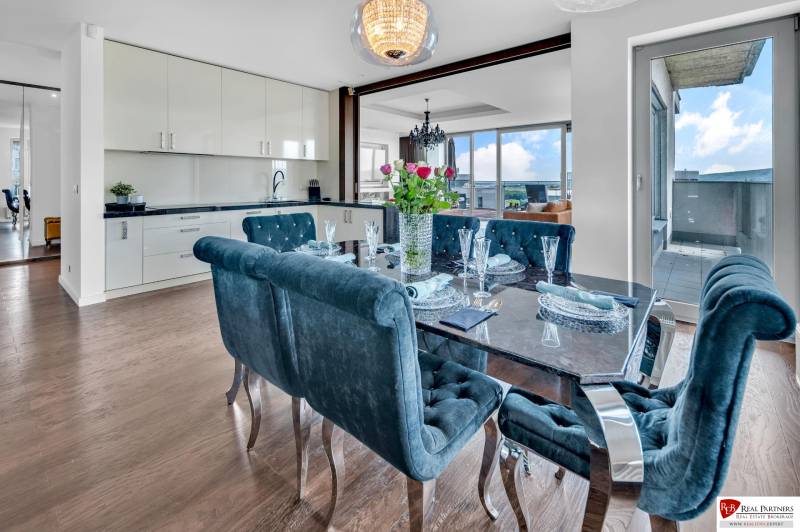 Luxury dining room with a view of the terrace in a 4-room apartment.