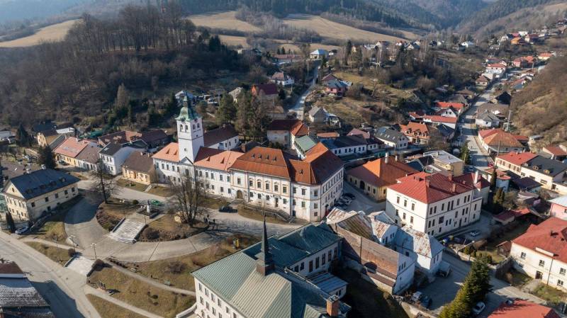 Gelnica, Miners' Square: historical buildings and picturesque landscape. Hotels and guesthouses in the vicinity.