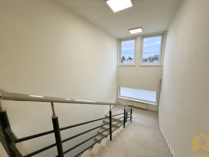 The staircase with windows provides light on Sadová Street, suitable for a 2-room apartment.