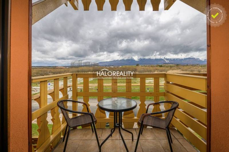 A balcony with a view of the mountains from a 2-room apartment in Veľká Lomnica.