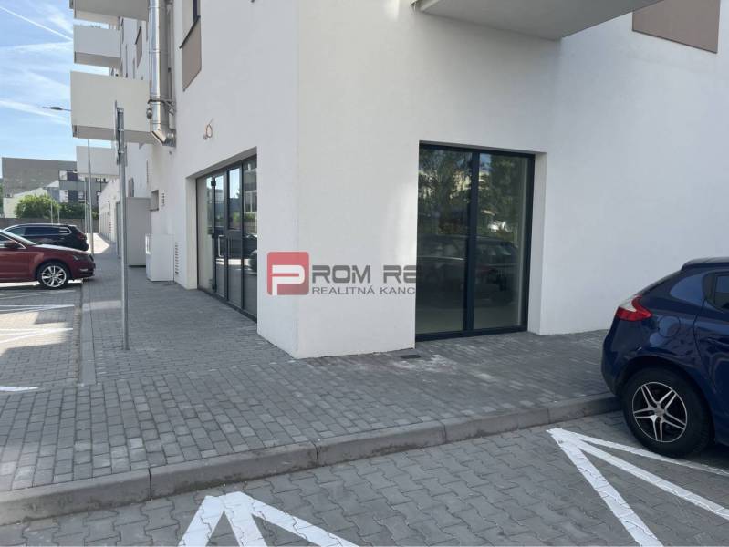 Commercial premises with large windows and parking on Eduarda Wenzla, Bratislava III.