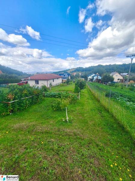 Gardens and houses in the Bodovce district on Bodovce Street, suitable for residential plots.