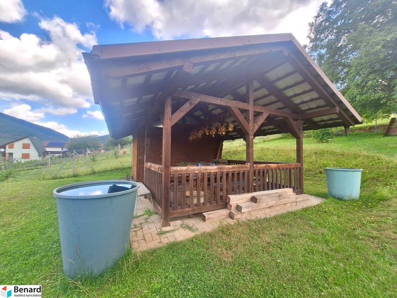 A gazebo on a residential plot in the village of Bodovce on Bodovce Street.