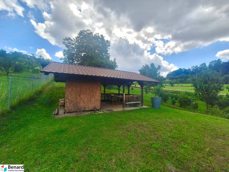 A shelter surrounded by greenery on a plot in Bodovce on Bodovce Street.