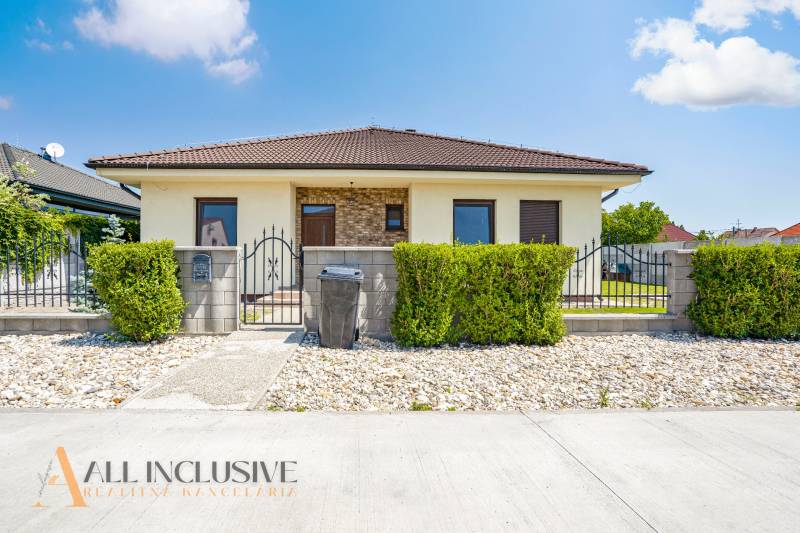 A family house in Čečínská Potôň in Horná Potôň with a landscaped gravel plot and a live hedge.