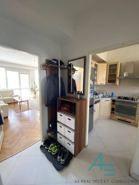 Spacious hallway with entrance to the kitchen and living room in a 4-room apartment.
