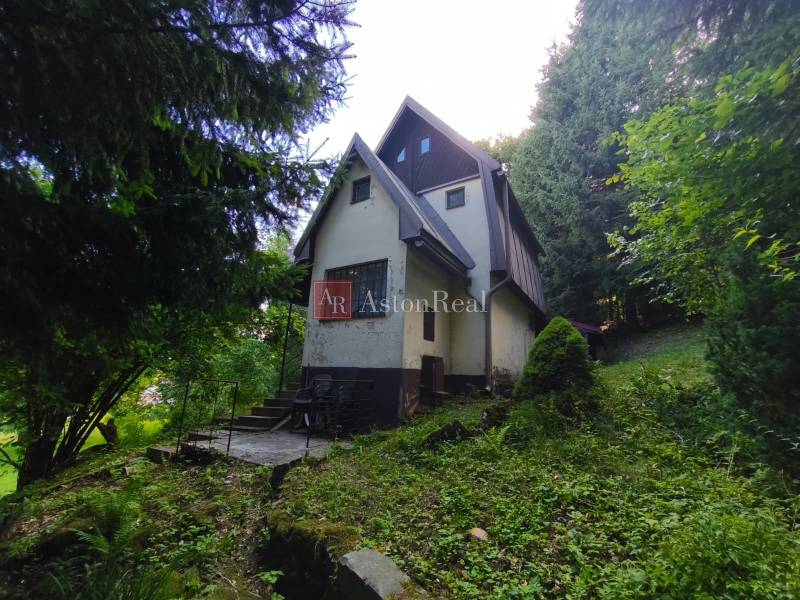 A cabin in the forest in Kordíky, Banská Bystrica, surrounded by greenery and trees.