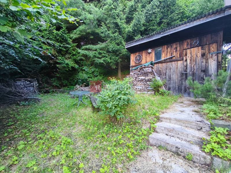 A wooden cottage surrounded by greenery in Kordíky, Banská Bystrica.